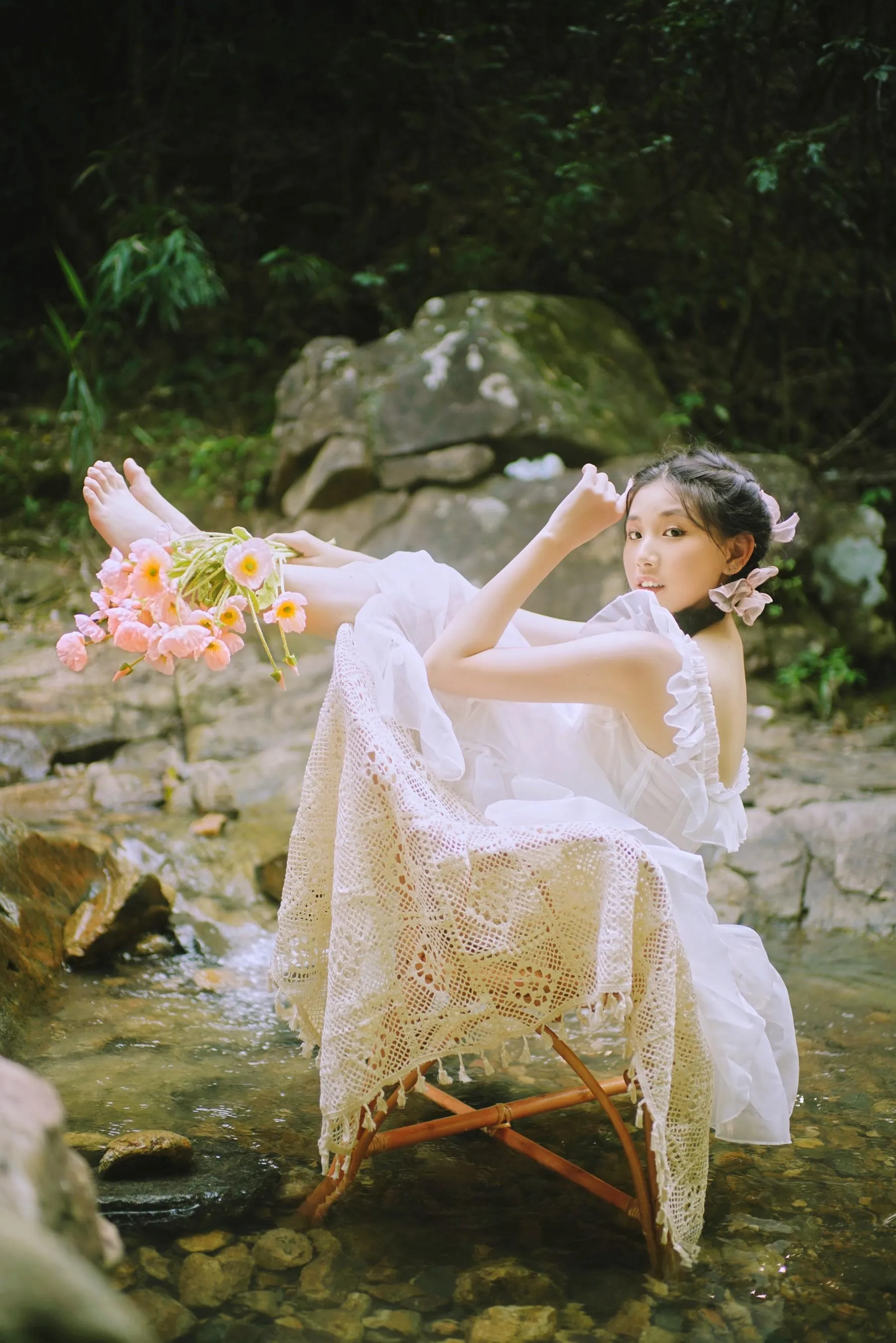 [YITUYU艺图语]2022.09.15 溪流少女 小怡 [36P]插图1